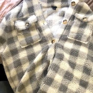 Hi the size is xs or small and is brand new just got it no holes.